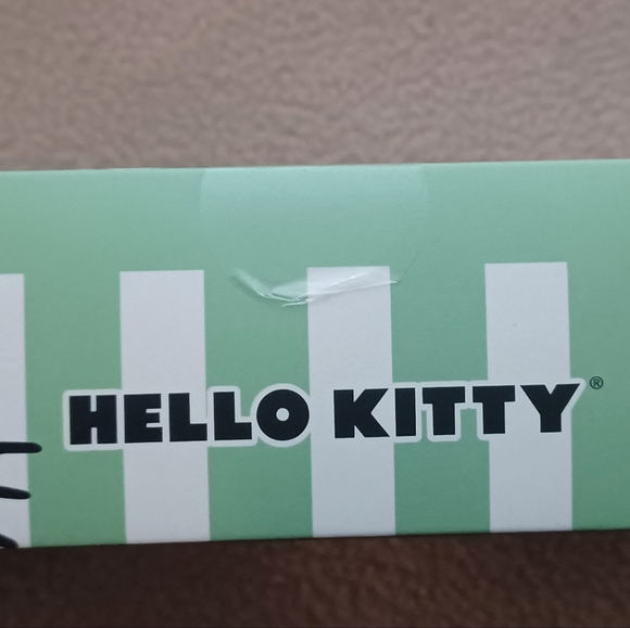 NWOT HELLO KITTY 4PK COMFY FUZZY SOCKS. - Picture 5 of 5